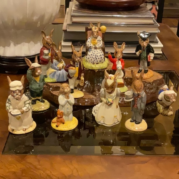11 Royal Doulton Bunnykins plus “collection base”.Mint condition vintage!